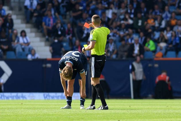 Schiedsrichter Felix Bickel zeigt Mats Pannewig (VfL Bochum) die gelb-rote Karte waehrend des Spiels der 2. Bundesliga zwischen VfL Bochum und SpVgg Greuther Fuerth, Vonovia Ruhrstadion am 12. September 2026 in Bochum, Deutschland. (Foto von Ralf Treese DeFodi Images) +++ Schiedsrichter Felix Bickel shows the yellow-red card to Mats Pannewig (VfL Bochum) during the 2nd Bundesliga match between VfL Bochum and SpVgg Greuther Fuerth at Vonovia Ruhrstadion on September 12, 2026 in Bochum, Germany. (Photo by Ralf Treese DeFodi Images) DFB DFL REGULATIONS PROHIBIT ANY USE OF PHOTOGRAPHS AS IMAGE SEQUENCES AND OR QUASI-VIDEO. (Photo by Ralf Treese DeFodi Images) - *** Referee Felix Bickel shows Mats Pannewig of VfL Bochum a yellow-red card during the 2. Bundesliga match between VfL Bochum and SpVgg Greuther Fürth at the Vonovia Ruhrstadion on September 12, 2026, in Bochum, Germany. Photo by Ralf Treese, DeFodi Images. Referee Felix Bickel shows the yellow-red card to Mats Pannewig of VfL Bochum during the 2. Bundesliga match between VfL Bochum and SpVgg Greuther Fürth at the Vonovia Ruhrstadion on September 12, 2026 in Bochum, Germany. Photo by Ralf Treese, DeFodi Images. DFB and DFL regulations prohibit any use of photographs as image sequences and or quasi-video. Photo by Ralf Treese, DeFodi Images.