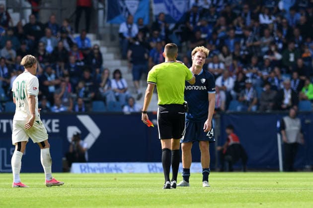 Schiedsrichter Felix Bickel zeigt Mats Pannewig (VfL Bochum) die gelb-rote Karte waehrend des Spiels der 2. Bundesliga zwischen VfL Bochum und SpVgg Greuther Fuerth, Vonovia Ruhrstadion am 12. September 2026 in Bochum, Deutschland. (Foto von Ralf Treese DeFodi Images) +++ Schiedsrichter Felix Bickel shows the yellow-red card to Mats Pannewig (VfL Bochum) during the 2nd Bundesliga match between VfL Bochum and SpVgg Greuther Fuerth at Vonovia Ruhrstadion on September 12, 2026 in Bochum, Germany. (Photo by Ralf Treese DeFodi Images) DFB DFL REGULATIONS PROHIBIT ANY USE OF PHOTOGRAPHS AS IMAGE SEQUENCES AND OR QUASI-VIDEO. (Photo by Ralf Treese DeFodi Images) - *** Referee Felix Bickel shows Mats Pannewig of VfL Bochum a yellow-red card during the 2. Bundesliga match between VfL Bochum and SpVgg Greuther Fürth at the Vonovia Ruhrstadion on September 12, 2026, in Bochum, Germany. Photo by Ralf Treese, DeFodi Images. Referee Felix Bickel shows the yellow-red card to Mats Pannewig of VfL Bochum during the 2. Bundesliga match between VfL Bochum and SpVgg Greuther Fürth at the Vonovia Ruhrstadion on September 12, 2026 in Bochum, Germany. Photo by Ralf Treese, DeFodi Images. DFB and DFL regulations prohibit any use of photographs as image sequences and or quasi-video. Photo by Ralf Treese, DeFodi Images.