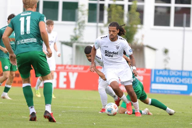 12.09.2026, Fussball, Herren, Regionalliga Bayern, Saison 2026 2027, 8. Spieltag: VfB Eichstätt - FC Schweinfurt 05 Morris Adelabu (FC Schweinfurt 05, 27) mit Ball Eichstätt Hirsch-Sportpark Bayern Deutschland