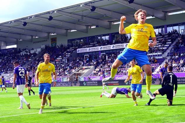 In Jubelpose nach dem 1:1-Ausgleich : Torschütze Julian Mätzke (Luckenwalde) , dahinter Torhüter Martin Männel (Aue) Fußball Regionalliga Nordost 2026 27 FC Erzgebirge Aue - FSV Luckenwalde am 12.9.2026 Erzgebirge Aue - FSV Luckenwalde