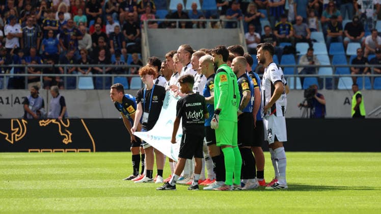 12.09.2026, xrekx, Fussball 3.Liga, 1.FC Saarbruecken - FC Ingolstadt 04 v.l. Teams auf dem Platz mit einem Banner Saarbruecken