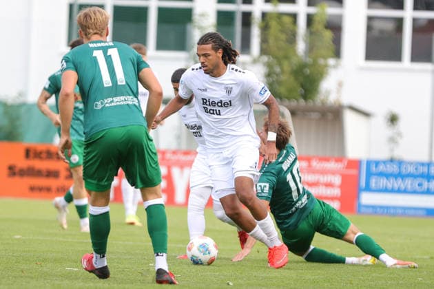 12.09.2026, Fussball, Herren, Regionalliga Bayern, Saison 2026 2027, 8. Spieltag: VfB Eichstätt - FC Schweinfurt 05 Von links: Morris Adelabu (FC Schweinfurt 05, 27) gegen Aurel Kuqanaj (VfB Eichstätt, 10) Eichstätt Hirsch-Sportpark Bayern Deutschland