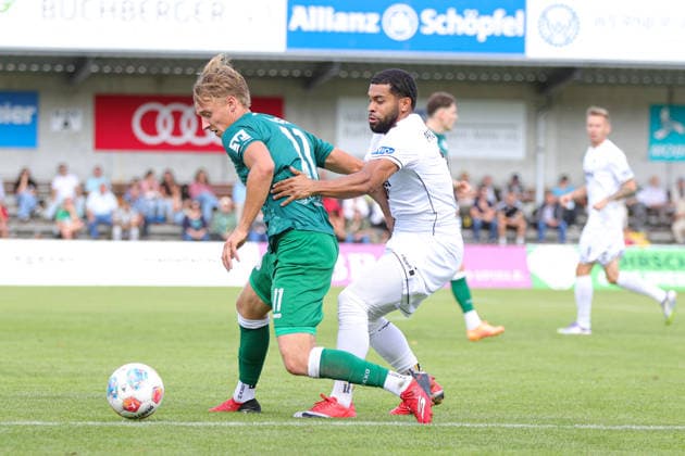 12.09.2026, Fussball, Herren, Regionalliga Bayern, Saison 2026 2027, 8. Spieltag: VfB Eichstätt - FC Schweinfurt 05 Von links: Elias Herger (VfB Eichstätt, 11) gegen Jason Prodanovic (FC Schweinfurt 05, 17) Eichstätt Hirsch-Sportpark Bayern Deutschland