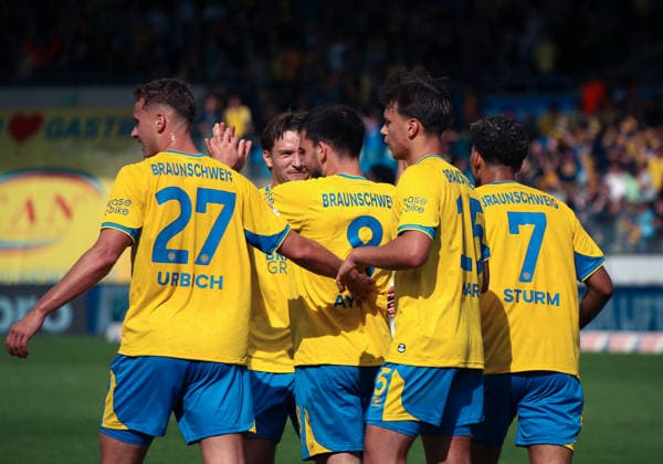 Deutschland: Fussball 2. Bundesliga 2026 2027, 5. Spieltag- Eintracht Braunschweig - Dynamo Dresden - Eintracht-Stadion (Braunschweig): Tor und Torjubel zum Mehmet AydÄ±n Mehmet Aydin (Eintracht Braunschweig, 8) Jan Urbich (Eintracht Braunschweig, 27) Max Marie (Eintracht Braunschweig, 15) *** Germany Soccer 2. Bundesliga 2026–2027, Matchday 5: Eintracht Braunschweig vs. Dynamo Dresden at Eintracht Stadium, Braunschweig—Goal and goal celebration for Mehmet AydÄ±n (Mehmet Aydin) of Eintracht Braunschweig; Jan Urbich (8) of Eintracht Braunschweig; Max Marie (27) of Eintracht Braunschweig; 15 Copyright: xAymanxAlahmedx