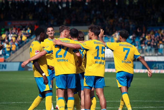 Deutschland: Fussball 2. Bundesliga 2026 2027, 5. Spieltag- Eintracht Braunschweig - Dynamo Dresden - Eintracht-Stadion (Braunschweig): Tor und Torjubel zum Mehmet AydÄ±n Mehmet Aydin (Eintracht Braunschweig, 8) Jan Urbich (Eintracht Braunschweig, 27) Max Marie (Eintracht Braunschweig, 15) Yann Sturm (Eintracht Braunschweig, 7) *** Germany Soccer 2. Bundesliga 2026–2027, Matchday 5: Eintracht Braunschweig vs. Dynamo Dresden at Eintracht Stadium Braunschweig—Goal and goal celebration by Mehmet AydÄ±n (Mehmet Aydin) of Eintracht Braunschweig, Jan Urbich (8) of Eintracht Braunschweig, 27 Max Marie, Eintracht Braunschweig, 15 Yann Sturm, Eintracht Braunschweig, 7 Copyright: xAymanxAlahmedx