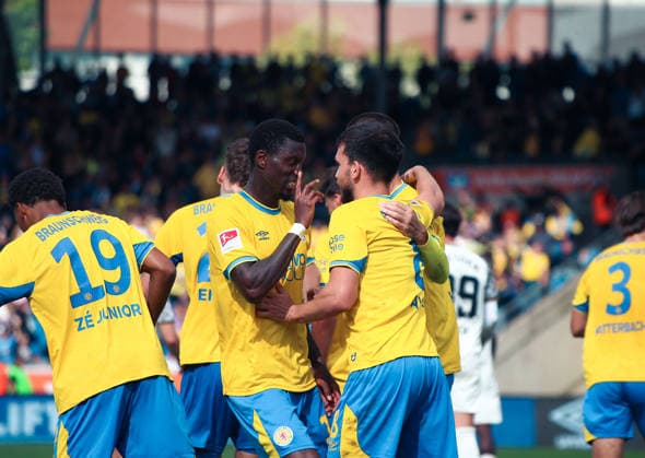 Deutschland: Fussball 2. Bundesliga 2026 2027, 5. Spieltag- Eintracht Braunschweig - Dynamo Dresden - Eintracht-Stadion (Braunschweig): Tor und Torjubel zum Mehmet AydÄ±n Mehmet Aydin (Eintracht Braunschweig, 8) Aaron Opoku (Eintracht Braunschweig, 17) *** Germany Soccer 2. Bundesliga 2026–2027, Matchday 5: Eintracht Braunschweig vs. Dynamo Dresden at Eintracht Stadium, Braunschweig—Goal and goal celebration for Mehmet AydÄ±n (Mehmet Aydin) of Eintracht Braunschweig, 8 Aaron Opoku of Eintracht Braunschweig, 17 Copyright: xAymanxAlahmedx