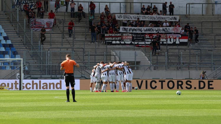 12.09.2026, xrekx, Fussball 3.Liga, 1.FC Saarbruecken - FC Ingolstadt 04 v.l. Teamkreis Ingolstadt Saarbruecken