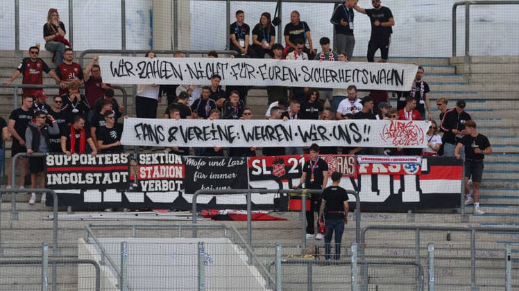12.09.2026, xrekx, Fussball 3.Liga, 1.FC Saarbruecken - FC Ingolstadt 04 v.l. Ingolstadt Fans ,Stimmung, Schals, Ultras, Zuschauer, Besucher, Choreo, Choreografie, atmosphere, scarves, spectators, visitors Saarbruecken