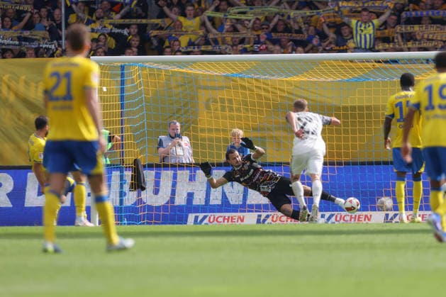 12.09.2026, xtgx, Fussball 2. Bundesliga, Eintracht Braunschweig - SG Dynamo Dresden, v.l. Mehmet Can Aydin (Braunschweig, 8) schiesst Tor, schießt, Torschuetze, erzielt Tor, Treffer, scores the goal 2:1 Elfmeter (DFL DFB REGULATIONS PROHIBIT ANY USE OF PHOTOGRAPHS as IMAGE SEQUENCES and or QUASI-VIDEO) Braunschweig *** September 12, 2026, xtgx, Soccer 2. Bundesliga, Eintracht Braunschweig vs. SG Dynamo Dresden, from left: Mehmet Can Aydin (Braunschweig), No. 8 scores a goal, shoots, goal scorer, scores a goal, goal, scores the goal 2–1 penalty kick DFL DFB REGULATIONS PROHIBIT ANY USE OF PHOTOGRAPHS as IMAGE SEQUENCES and or QUASI-VIDEO Braunschweig