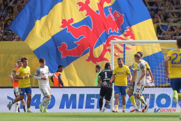 12.09.2026, xtgx, Fussball 2. Bundesliga, Eintracht Braunschweig - SG Dynamo Dresden, v.l. Mehmet Can Aydin (Braunschweig, 8) Jubel, Torjubel, jubelt ueber das Tor, celebrate the goal, celebration (DFL DFB REGULATIONS PROHIBIT ANY USE OF PHOTOGRAPHS as IMAGE SEQUENCES and or QUASI-VIDEO) Braunschweig *** September 12, 2026, xtgx, Soccer 2. Bundesliga, Eintracht Braunschweig vs. SG Dynamo Dresden, from left: Mehmet Can Aydin (Braunschweig), 8 celebrations, Goal celebration, celebrating the goal, DFL DFB REGULATIONS PROHIBIT ANY USE OF PHOTOGRAPHS as IMAGE SEQUENCES and or QUASI-VIDEO Braunschweig