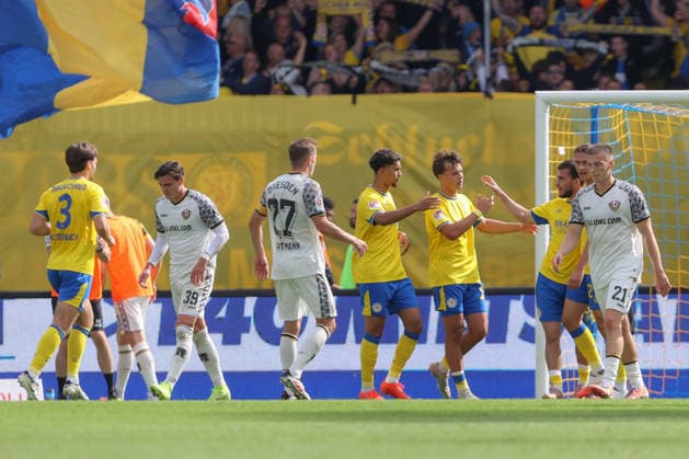 12.09.2026, xtgx, Fussball 2. Bundesliga, Eintracht Braunschweig - SG Dynamo Dresden, v.l. Mehmet Can Aydin (Braunschweig, 8) Jubel, Torjubel, jubelt ueber das Tor, celebrate the goal, celebration (DFL DFB REGULATIONS PROHIBIT ANY USE OF PHOTOGRAPHS as IMAGE SEQUENCES and or QUASI-VIDEO) Braunschweig *** September 12, 2026, xtgx, Soccer 2. Bundesliga, Eintracht Braunschweig vs. SG Dynamo Dresden, from left: Mehmet Can Aydin (Braunschweig), 8 celebrations, Goal celebration, celebrating the goal, DFL DFB REGULATIONS PROHIBIT ANY USE OF PHOTOGRAPHS as IMAGE SEQUENCES and or QUASI-VIDEO Braunschweig