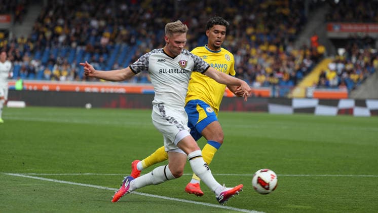 Braunschweig vs Dresden, 2. BL Braunschweig, 12.09.2026, Fußball, Herren, 2. BL, Saison 2026 2027, Eintracht Braunschweig vs. SG Dynamo Dresden: Vincent Vermeij (Dresden), Yann Sturm (Eintracht Braunschweig) (DFL DFB REGULATIONS PROHIBIT ANY USE OF PHOTOGRAPHS as IMAGE SEQUENCES and or QUASI-VIDEO) Stadion an der Hamburger Straße Niedersachsen Deutschland *** Braunschweig vs. Dresden, 2nd Bundesliga Braunschweig, September 12, 2026, Soccer, Men s, 2nd Bundesliga, 2026–2027 Season, Eintracht Braunschweig vs. SG Dynamo Dresden, Vincent Vermeij (Dresden), Yann Sturm (Eintracht Braunschweig). DFL and DFB regulations prohibit any use of photographs as image sequences and or quasi-video. Stadion an der Hamburger Straße, Lower Saxony, Germany