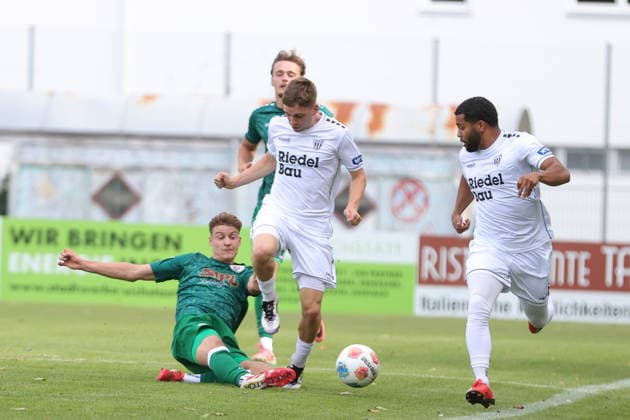 12.09.2026, Fussball, Herren, Regionalliga Bayern, Saison 2026 2027, 8. Spieltag: VfB Eichstätt - FC Schweinfurt 05 Von links: Jonas Winkler (VfB Eichstätt, 22) gegen Philipp Hack (FC Schweinfurt 05, 07) Eichstätt Hirsch-Sportpark Bayern Deutschland