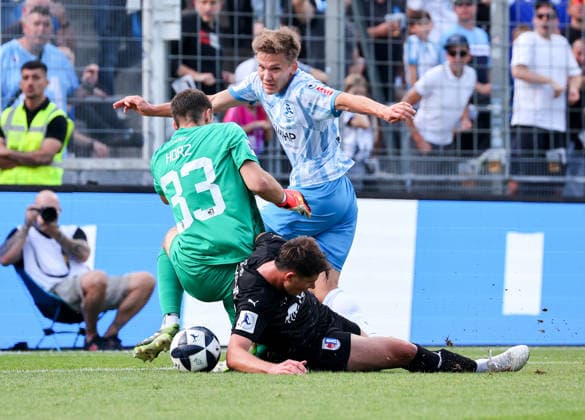 05.09.2026, Deutschland, Stuttgart, Fussball, Regionalliga Südwest, SV Stuttgarter Kickers vs. SG Barockstadt Fulda-Lehnerz, v.l. Jannik Reiner Horz (Fulda), Roko Ivankovic (Fulda), Sebastian Müller (Kickers), J