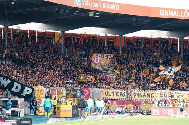 Deutschland: Fussball 2. Bundesliga 2026 2027, 5. Spieltag- Eintracht Braunschweig - Dynamo Dresden - Eintracht-Stadion (Braunschweig): Zuschauer, Fans, Tribüne...horeographie, Fanchoreo, Auswärtsfans *** Germany Soccer 2. Bundesliga 2026–2027, Matchday 5: Eintracht Braunschweig vs. Dynamo Dresden; Eintracht Stadium, Braunschweig; Spectators, Fans, Stand Choreography, Fan Choreography, Away Fans Copyright: xAymanxAlahmedx