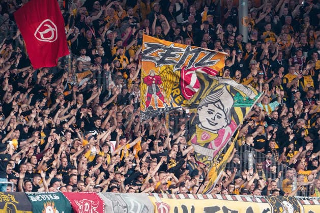 Deutschland: Fussball 2. Bundesliga 2026 2027, 5. Spieltag- Eintracht Braunschweig - Dynamo Dresden - Eintracht-Stadion (Braunschweig): Zuschauer, Fans, Tribüne...horeographie, Fanchoreo, Auswärtsfans *** Germany Soccer 2. Bundesliga 2026–2027, Matchday 5: Eintracht Braunschweig vs. Dynamo Dresden; Eintracht Stadium, Braunschweig; Spectators, Fans, Stand Choreography, Fan Choreography, Away Fans Copyright: xAymanxAlahmedx