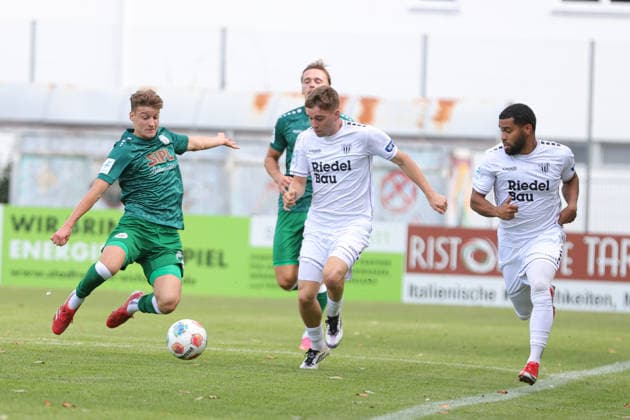 12.09.2026, Fussball, Herren, Regionalliga Bayern, Saison 2026 2027, 8. Spieltag: VfB Eichstätt - FC Schweinfurt 05 Von links: Jonas Winkler (VfB Eichstätt, 22) gegen Philipp Hack (FC Schweinfurt 05, 07) Eichstätt Hirsch-Sportpark Bayern Deutschland