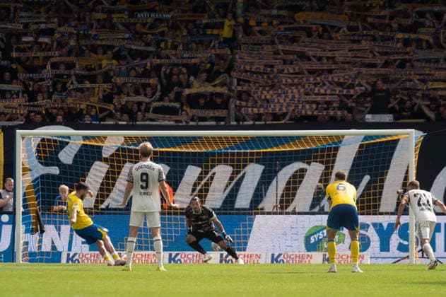 Deutschland: Fussball 2. Bundesliga, 5. Spieltag 2026 2027, Eintracht Braunschweig - Dynamo Dresden am 12.09.2026 in Braunschweig (Eintracht-Stadion): Tor zum 2:1 Mehmet Aydin (Eintracht Braunschweig, 8) Elfmeter *** German Soccer 2. Bundesliga, Matchday 5, 2026–2027, Eintracht Braunschweig vs. Dynamo Dresden on September 12, 2026, at Eintracht Stadium in Braunschweig; Goal: 2–1 by Mehmet Aydin (Eintracht Braunschweig), 8 penalty kicks Copyright: xSvenxHeidmannx