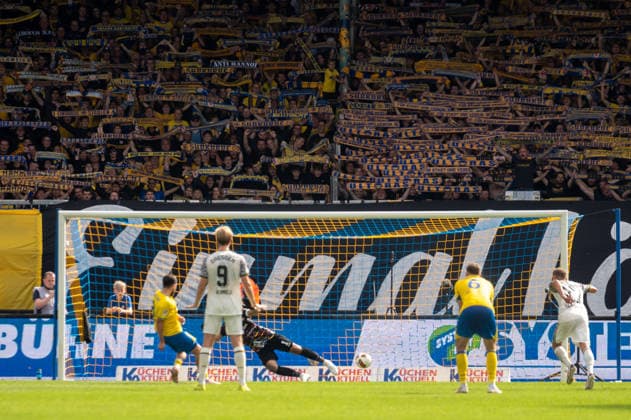 Deutschland: Fussball 2. Bundesliga, 5. Spieltag 2026 2027, Eintracht Braunschweig - Dynamo Dresden am 12.09.2026 in Braunschweig (Eintracht-Stadion): Tor zum 2:1 Mehmet Aydin (Eintracht Braunschweig, 8) Elfmeter *** German Soccer 2. Bundesliga, Matchday 5, 2026–2027, Eintracht Braunschweig vs. Dynamo Dresden on September 12, 2026, at Eintracht Stadium in Braunschweig; Score: 2–1; Goal by Mehmet Aydin (Eintracht Braunschweig); 8 penalty kicks Copyright: xSvenxHeidmannx