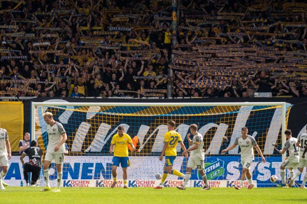 Deutschland: Fussball 2. Bundesliga, 5. Spieltag 2026 2027, Eintracht Braunschweig - Dynamo Dresden am 12.09.2026 in Braunschweig (Eintracht-Stadion): Tor zum 2:1 Mehmet Aydin (Eintracht Braunschweig, 8) Elfmeter Jubel, Freude, Torjubel, Emotionen *** German Soccer 2. Bundesliga, Matchday 5, 2026–2027, Eintracht Braunschweig vs. Dynamo Dresden on September 12, 2026, at Eintracht Stadium in Braunschweig; 2–1 goal by Mehmet Aydin (Eintracht Braunschweig), 8th penalty kick; celebration, joy, goal celebration, emotions Copyright: xSvenxHeidmannx