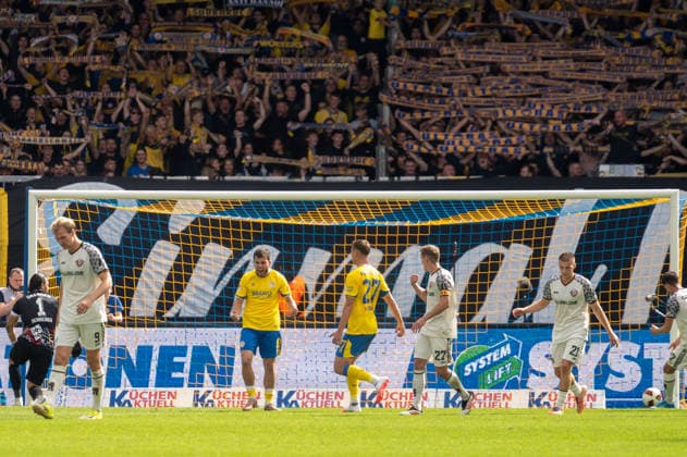 Deutschland: Fussball 2. Bundesliga, 5. Spieltag 2026 2027, Eintracht Braunschweig - Dynamo Dresden am 12.09.2026 in Braunschweig (Eintracht-Stadion): Tor zum 2:1 Mehmet Aydin (Eintracht Braunschweig, 8) Elfmeter Jubel, Freude, Torjubel, Emotionen *** German Soccer 2. Bundesliga, Matchday 5, 2026–2027, Eintracht Braunschweig vs. Dynamo Dresden on September 12, 2026, at Eintracht Stadium in Braunschweig; 2–1 goal by Mehmet Aydin (Eintracht Braunschweig), 8th penalty kick; celebration, joy, goal celebration, emotions Copyright: xSvenxHeidmannx