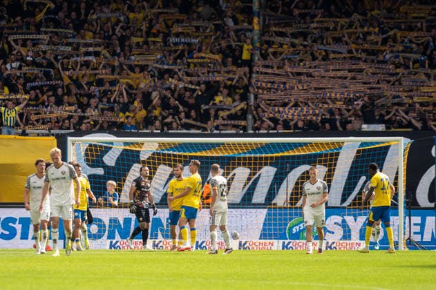 Deutschland: Fussball 2. Bundesliga, 5. Spieltag 2026 2027, Eintracht Braunschweig - Dynamo Dresden am 12.09.2026 in Braunschweig (Eintracht-Stadion): Tor zum 2:1 Mehmet Aydin (Eintracht Braunschweig, 8) Elfmeter Jubel, Freude, Torjubel, Emotionen *** German Soccer 2. Bundesliga, Matchday 5, 2026–2027, Eintracht Braunschweig vs. Dynamo Dresden on September 12, 2026, at Eintracht Stadium in Braunschweig; 2–1 goal by Mehmet Aydin (Eintracht Braunschweig), 8th penalty kick; celebration, joy, goal celebration, emotions Copyright: xSvenxHeidmannx
