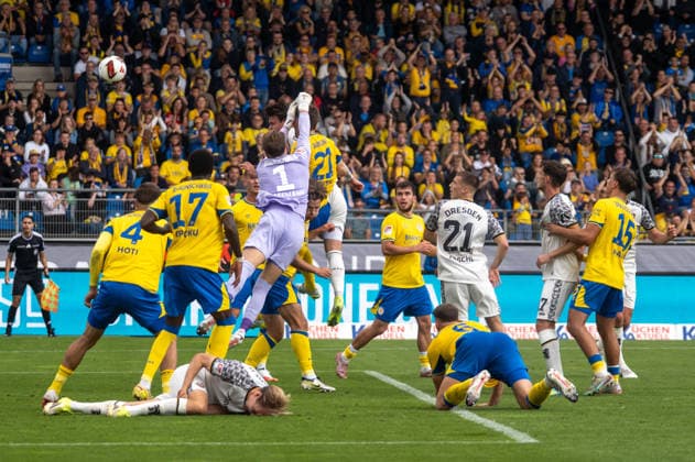 Deutschland: Fussball 2. Bundesliga, 5. Spieltag 2026 2027, Eintracht Braunschweig - Dynamo Dresden am 12.09.2026 in Braunschweig (Eintracht-Stadion): Tor zum 2:2 Thomas Keller (Dynamo Dresden, 39) *** German Soccer 2. Bundesliga, Matchday 5, 2026–2027, Eintracht Braunschweig vs. Dynamo Dresden on September 12, 2026, at Eintracht Stadium in Braunschweig; Goal for the 2–2 tie by Thomas Keller of Dynamo Dresden, 39 Copyright: xSvenxHeidmannx