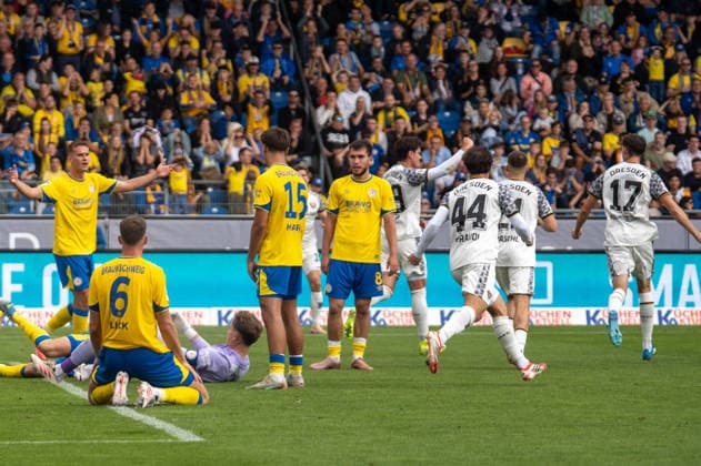 Deutschland: Fussball 2. Bundesliga, 5. Spieltag 2026 2027, Eintracht Braunschweig - Dynamo Dresden am 12.09.2026 in Braunschweig (Eintracht-Stadion): Tor zum 2:2 Thomas Keller (Dynamo Dresden, 39) *** German Soccer 2. Bundesliga, Matchday 5, 2026–2027, Eintracht Braunschweig vs. Dynamo Dresden on September 12, 2026, at Eintracht Stadium in Braunschweig; Goal for the 2–2 tie by Thomas Keller of Dynamo Dresden, 39 Copyright: xSvenxHeidmannx