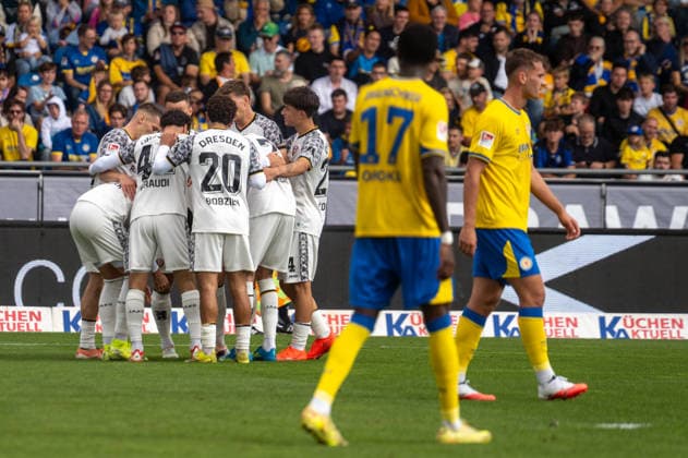 Deutschland: Fussball 2. Bundesliga, 5. Spieltag 2026 2027, Eintracht Braunschweig - Dynamo Dresden am 12.09.2026 in Braunschweig (Eintracht-Stadion): Tor zum 2:2 Thomas Keller (Dynamo Dresden, 39) Jubel, Freude, Torjubel, Emotionen *** German Soccer 2. Bundesliga, Matchday 5, 2026–2027, Eintracht Braunschweig vs. Dynamo Dresden on September 12, 2026, at Eintracht Stadium in Braunschweig; Thomas Keller (Dynamo Dresden) scores the 2-2 goal; 39: Cheering, joy, goal celebration, emotions Copyright: xSvenxHeidmannx