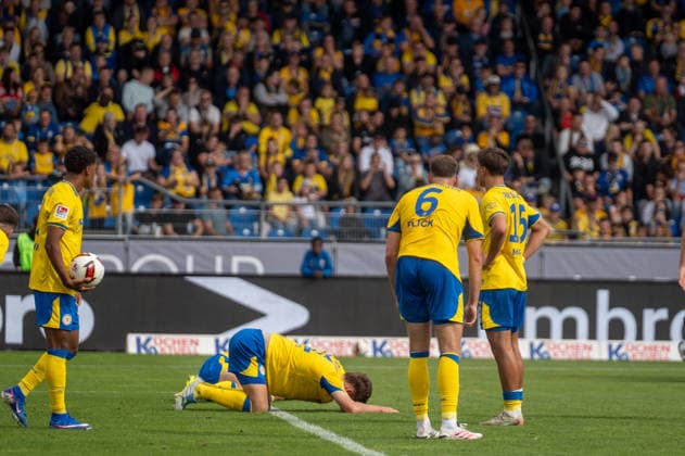 Deutschland: Fussball 2. Bundesliga, 5. Spieltag 2026 2027, Eintracht Braunschweig - Dynamo Dresden am 12.09.2026 in Braunschweig (Eintracht-Stadion): Tor zum 2:2 Thomas Keller (Dynamo Dresden, 39) Trauer bei der Eintracht *** German Soccer 2. Bundesliga, Matchday 5, 2026–2027, Eintracht Braunschweig vs. Dynamo Dresden on September 12, 2026, at Eintracht Stadium in Braunschweig; Score: 2–2; Thomas Keller (Dynamo Dresden), No. 39; Grief at Eintracht Copyright: xSvenxHeidmannx