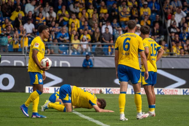 Deutschland: Fussball 2. Bundesliga, 5. Spieltag 2026 2027, Eintracht Braunschweig - Dynamo Dresden am 12.09.2026 in Braunschweig (Eintracht-Stadion): Tor zum 2:2 Thomas Keller (Dynamo Dresden, 39) Trauer bei der Eintracht *** German Soccer 2. Bundesliga, Matchday 5, 2026–2027, Eintracht Braunschweig vs. Dynamo Dresden on September 12, 2026, at Eintracht Stadium in Braunschweig; Score: 2–2; Thomas Keller (Dynamo Dresden), No. 39; Grief at Eintracht Copyright: xSvenxHeidmannx