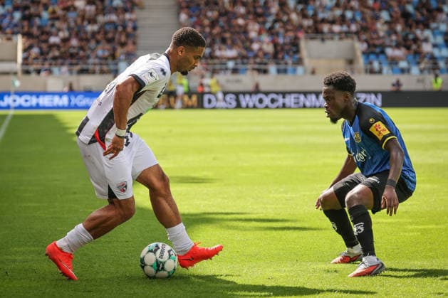 3. Liga - Saison 2026 27 - 1. FC Saarbrücken - FC Ingolstadt 04 - Keanan Bennetts (Nr.18 - FCI) - Kelsey Owusu (Nr.31 - Saarbrücken) - Foto: Meyer Jürgen 3. Liga - Saison 2026 27 - 1. FC Saarbrücken - FC Ingolstadt 04
