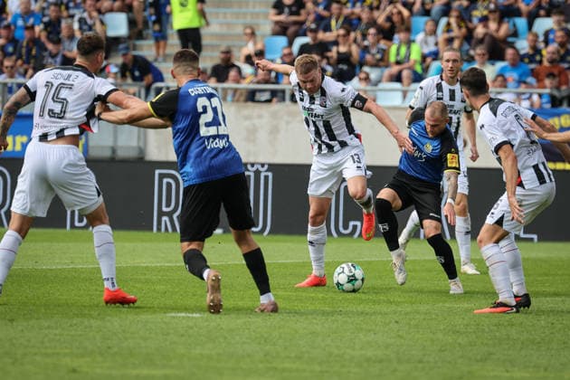 3. Liga - Saison 2026 27 - 1. FC Saarbrücken - FC Ingolstadt 04 - Lars Lokotsch (Nr.13 - FCI) - Philip Fahrner (Nr.42 - Saarbrücken) - Foto: Meyer Jürgen 3. Liga - Saison 2026 27 - 1. FC Saarbrücken - FC Ingolstadt 04