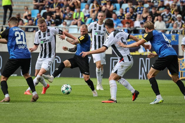 3. Liga - Saison 2026 27 - 1. FC Saarbrücken - FC Ingolstadt 04 - Lars Lokotsch (Nr.13 - FCI) - Philip Fahrner (Nr.42 - Saarbrücken) - Foto: Meyer Jürgen 3. Liga - Saison 2026 27 - 1. FC Saarbrücken - FC Ingolstadt 04