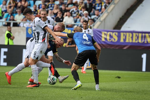 3. Liga - Saison 2026 27 - 1. FC Saarbrücken - FC Ingolstadt 04 - Lars Lokotsch (Nr.13 - FCI) - Philip Fahrner (Nr.42 - Saarbrücken) - Foto: Meyer Jürgen 3. Liga - Saison 2026 27 - 1. FC Saarbrücken - FC Ingolstadt 04