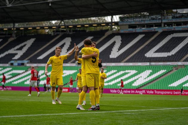 Torjubel von Volkan Celiktas (SG Sonnenhof Großaspach, 05) nach seinem Treffer zum 1:2 gemeinsam mit Loris Maier (SG Sonnenhof Großaspach, 27) und Elias Rahn (SG Sonnenhof Großaspach, 08), TSV Havelse vs. SG Sonnenhof Großaspach, Fussball, 3. Liga, 5. Spieltag, 06.09.2026, DFB regulations prohibit any use of photographs as image sequences and or quasi-video Hannover Niedersachsen Deutschland