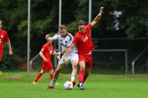 11 Toralf Hense (Eimsbütteler TV), 19 Julian Boccaccio (1. FC Phönix Lübeck) Fußball I Herren I Regionalliga Nord I Saison 2026-2027 I 8. Spieltag I Eimsbütteler TV - 1. FC Phönix Lübeck I 12.09.2026 I Sportpark Hinschenfelde