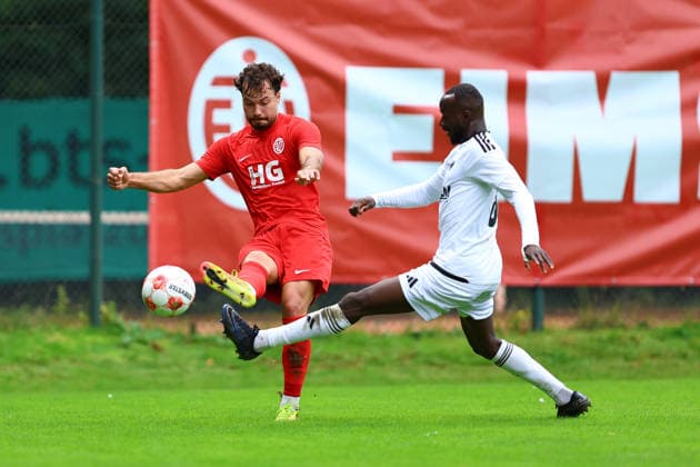 12 Gabriel Michalek (Eimsbütteler TV), 80 Ousman Touray (1. FC Phönix Lübeck) Fußball I Herren I Regionalliga Nord I Saison 2026-2027 I 8. Spieltag I Eimsbütteler TV - 1. FC Phönix Lübeck I 12.09.2026 I Sportpark Hinschenfelde