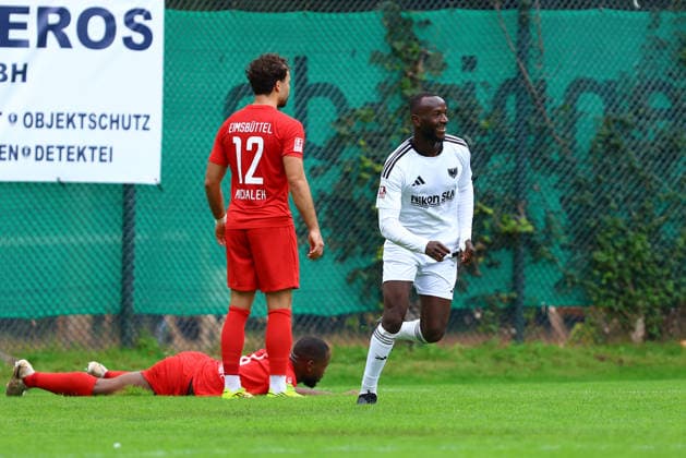 80 Ousman Touray (1. FC Phönix Lübeck) bejubelt seinen Treffer zum 0:1. Fußball I Herren I Regionalliga Nord I Saison 2026-2027 I 8. Spieltag I Eimsbütteler TV - 1. FC Phönix Lübeck I 12.09.2026 I Sportpark Hinschenfelde