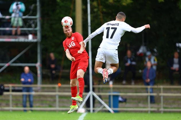 24 Juri Marxen (Eimsbütteler TV), 17 Miguel Fernandes (1. FC Phönix Lübeck) Fußball I Herren I Regionalliga Nord I Saison 2026-2027 I 8. Spieltag I Eimsbütteler TV - 1. FC Phönix Lübeck I 12.09.2026 I Sportpark Hinschenfelde