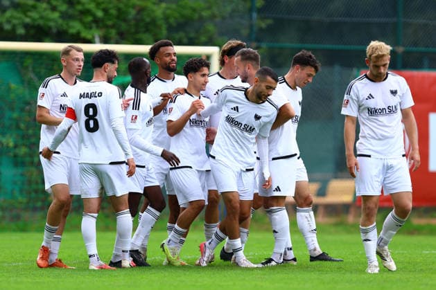 7 Julius Kliti (1. FC Phönix Lübeck) bejubelt mit seinen Teamkollegen seinen Treffer zum 0:2. Fußball I Herren I Regionalliga Nord I Saison 2026-2027 I 8. Spieltag I Eimsbütteler TV - 1. FC Phönix Lübeck I 12.09.2026 I Sportpark Hinschenfelde