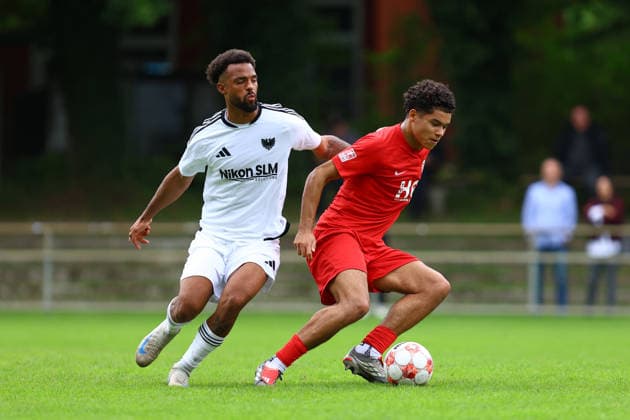 30 Jamel Gramberg (Eimsbütteler TV), 24 Benjamin Luis (1. FC Phönix Lübeck) Fußball I Herren I Regionalliga Nord I Saison 2026-2027 I 8. Spieltag I Eimsbütteler TV - 1. FC Phönix Lübeck I 12.09.2026 I Sportpark Hinschenfelde