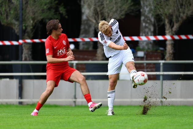 77 Tom Politz (Eimsbütteler TV), 22 Philippe Markvoort (1. FC Phönix Lübeck) Fußball I Herren I Regionalliga Nord I Saison 2026-2027 I 8. Spieltag I Eimsbütteler TV - 1. FC Phönix Lübeck I 12.09.2026 I Sportpark Hinschenfelde