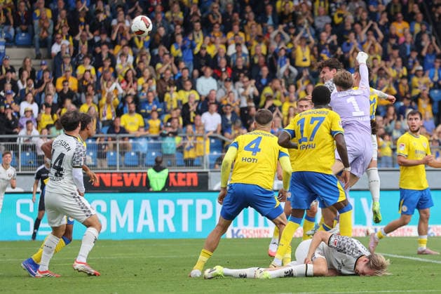12.09.2026, xtgx, Fussball 2. Bundesliga, Eintracht Braunschweig - SG Dynamo Dresden, v.l. Thomas Keller (Dresden, 39) schiesst Tor, schießt, Torschuetze, erzielt Tor, Treffer, scores the goal 2:2 (DFL DFB REGULATIONS PROHIBIT ANY USE OF PHOTOGRAPHS as IMAGE SEQUENCES and or QUASI-VIDEO) Braunschweig *** September 12, 2026, xtgx, Soccer 2. Bundesliga, Eintracht Braunschweig vs. SG Dynamo Dresden, from left: Thomas Keller (Dresden), 39, scores a goal, shoots, goal scorer, scores a goal, goal, scores the goal 2–2 DFL DFB REGULATIONS PROHIBIT ANY USE OF PHOTOGRAPHS as IMAGE SEQUENCES and or QUASI-VIDEO Braunschweig