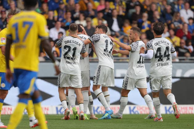 12.09.2026, xtgx, Fussball 2. Bundesliga, Eintracht Braunschweig - SG Dynamo Dresden, v.l. Thomas Keller (Dresden, 39) Jubel, Torjubel, jubelt ueber das Tor, celebrate the goal, celebration (DFL DFB REGULATIONS PROHIBIT ANY USE OF PHOTOGRAPHS as IMAGE SEQUENCES and or QUASI-VIDEO) Braunschweig *** September 12, 2026, xtgx, Soccer 2. Bundesliga, Eintracht Braunschweig vs. SG Dynamo Dresden, from left: Thomas Keller (Dresden), 39, cheering, Goal celebration, celebrating the goal, DFL DFB REGULATIONS PROHIBIT ANY USE OF PHOTOGRAPHS as IMAGE SEQUENCES and or QUASI-VIDEO Braunschweig