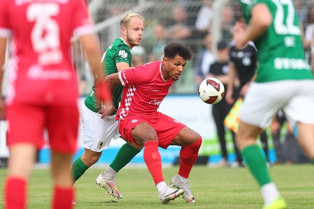 Chemie Leipzig - Zwickau Regionalliga Nordost Leipzig, 12.09.2026, Alfred-Kunze-Sportpark, Fußball, Männer, Saison 2026 2027, Regionalliga Nordost, 8. Spieltag, BSG Chemie Leipzig - FSV Zwickau , Im Bild v.l.: David Pfeil (13, Chemie) und Paul-Philipp Besong (17, Zwickau) ,