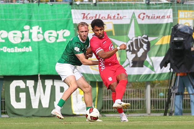 Chemie Leipzig - Zwickau Regionalliga Nordost Leipzig, 12.09.2026, Alfred-Kunze-Sportpark, Fußball, Männer, Saison 2026 2027, Regionalliga Nordost, 8. Spieltag, BSG Chemie Leipzig - FSV Zwickau , Im Bild v.l.: Philipp Wendt (18, Chemie) und Paul-Philipp Besong (17, Zwickau) ,