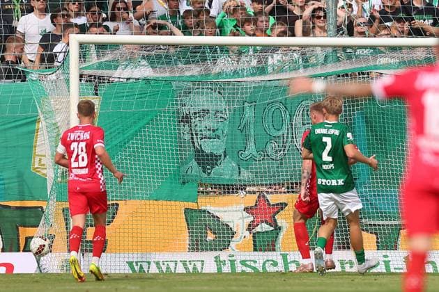 Chemie Leipzig - Zwickau Regionalliga Nordost Leipzig, 12.09.2026, Alfred-Kunze-Sportpark, Fußball, Männer, Saison 2026 2027, Regionalliga Nordost, 8. Spieltag, BSG Chemie Leipzig - FSV Zwickau , Im Bild: Tor für Zwickau, Paul-Philipp Besong (17, Zwickau) trifft zum 0:1 ,