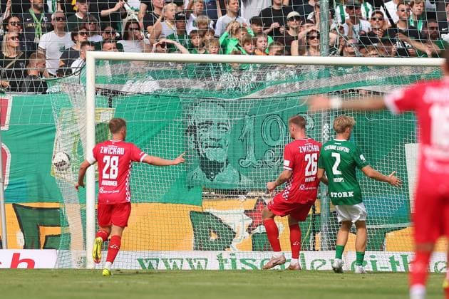 Chemie Leipzig - Zwickau Regionalliga Nordost Leipzig, 12.09.2026, Alfred-Kunze-Sportpark, Fußball, Männer, Saison 2026 2027, Regionalliga Nordost, 8. Spieltag, BSG Chemie Leipzig - FSV Zwickau , Im Bild: Tor für Zwickau, Paul-Philipp Besong (17, Zwickau) trifft zum 0:1 ,