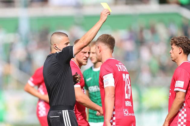 Chemie Leipzig - Zwickau Regionalliga Nordost Leipzig, 12.09.2026, Alfred-Kunze-Sportpark, Fußball, Männer, Saison 2026 2027, Regionalliga Nordost, 8. Spieltag, BSG Chemie Leipzig - FSV Zwickau , Im Bild: Schiedsrichter Benjamin Strebinger zeigt Fynn Seidel (27, Zwickau) die Gelbe Karte ,